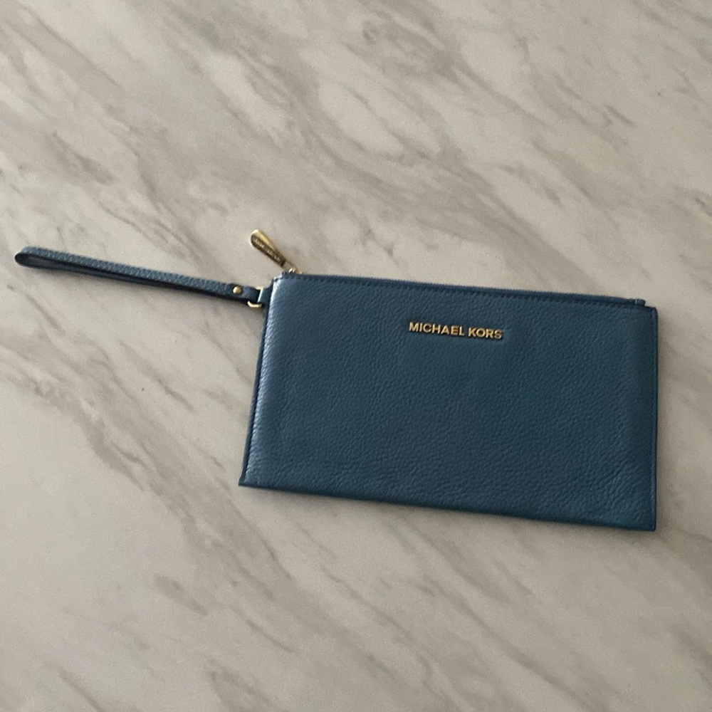 Michael Kors blue leather clutch bag with strap and gold details 24x14 cm